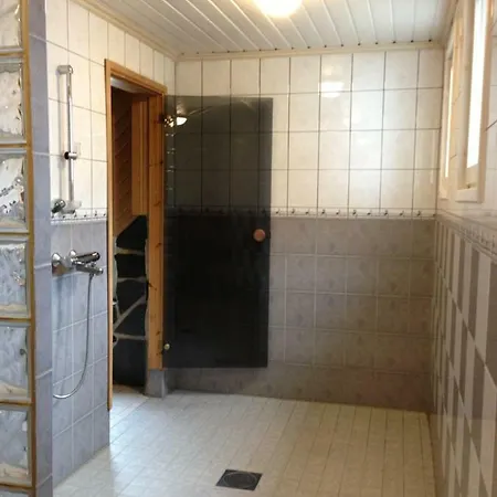 Hiiden Kaemppaekartano Iso Vuokramoekki Laehellae Tiilikan Kansallispuistoa *