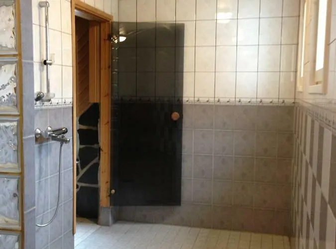 Hiiden Kaemppaekartano Iso Vuokramoekki Laehellae Tiilikan Kansallispuistoa *